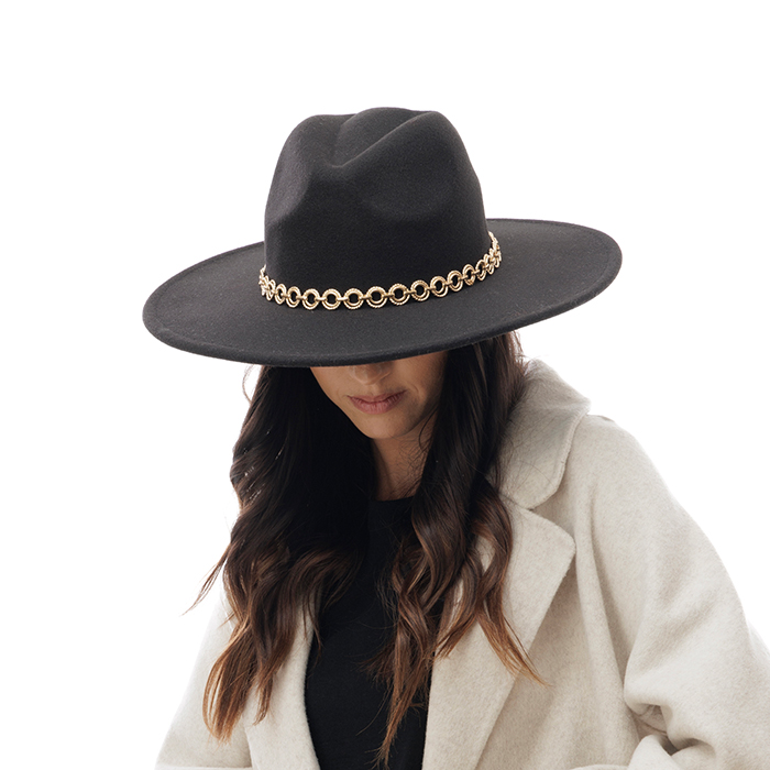 Chapeau noir avec sangle